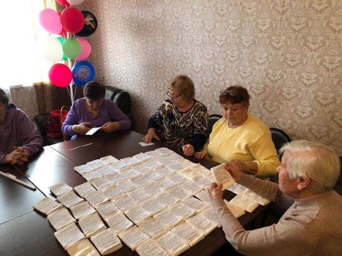 Серебряные волонтеры в х.Кавалерский изготовили 100 наборов сухого армейского душа