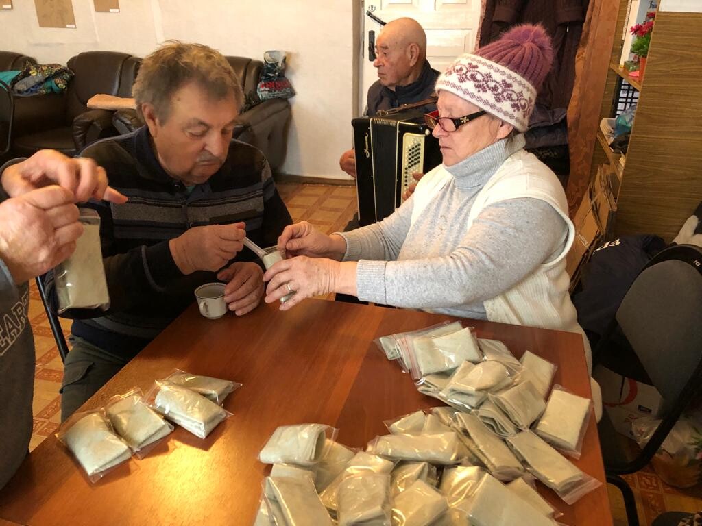 Серебряные волонтеры в х.Кавалерский изготовили 100 наборов сухого армейского душа